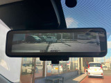 スマートルームミラーが付いております。後席に人が乗車した時や沢山の荷物を積んだ時もバックミラーの視界が遮られる事無く見えるので便利です♪
