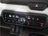 【オートエアコン】温度を設定すれば自動で快適な車内温度を保ちます。エアコン内部の高性能脱臭フィルターで車内のアレルゲンや花粉を除去。