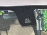 【インテリジェントエマージェンシーブレーキ】フロントカメラで前方の車両や歩行者を検知。衝突しそうな時は衝突被害軽減ブレーキが作動、衝突回避をサポート。より安全にドライブをお楽しみいただけます。