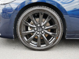 18インチ純正アルミホイールを装備。タイヤサイズは215/45R18となります。
