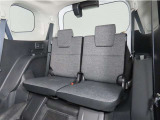 便利な5:5分割可倒式シートです。収納と乗車人数のバランスに優れています♪荷物の大きさに応じたラゲージスペースをフレキシブルに作り出せるので、シーンに応じた使い方ができます♪