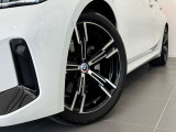 BMW純正アロイホイールはモデルやパッケージに合わせてデザインされています。洗練されたデザインで、足元の個性を引き立てます。