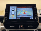 真上から見下ろしたような視点で車とその周囲を確認出来る画面と、車両後方を映し出すバックモニター画面の2つを表示してくれます。