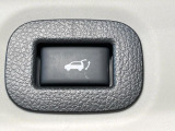 【パワーバックドア】スマートキーや運転席のボタンを押すだけでリアゲートが自動で開閉します!荷物を持っている時や、高い位置にあるバックドアを閉める際に便利な機能です♪
