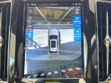 【360&deg;ビューカメラ】4台の高解像度カメラで360度の鳥瞰図を表示。隣の車や壁、死角にある障害物などを画面で確認できるため、狭いスペースでの駐車・出入りも安心です。