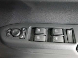 運転席のパワーウインドスイッチで全席窓の開閉・ロック操作ができます。