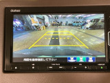 【バックカメラ】運転が苦手な方も車庫入れラクラクです!ギアをリバースに入れれば自動的に切り換わりますので、面倒な操作は不要です♪狭い駐車場もお車を傷つけず安心ですね!