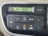 【オートエアコン】一度お好みの温度に設定すれば、車内の温度を検知し風量や温度を自動で調整。暑い&hellip;寒い&hellip;と何度もスイッチ操作をする必要はありません。快適な車内空間には必須の機能ですね♪