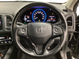 ハンドルにHondaセンシング系のクルーズコントロールやレーンキープアシストなどのスイッチと、オーディオの操作スイッチが装備されています。ハンドルから手を離さず安全に操作できます。