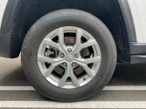 タイヤサイズは26560R18です。