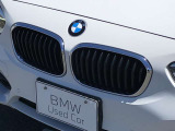 左右のキドニー・グリルの中心にはBMWのエンブレムが鎮座し、個性を放つデザイン性を兼ね備えました。