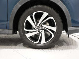 タイヤサイズは(195/60R17)で純正アルミホイールです。