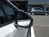 後方から車などが接近するとランプが光って知らせてくれます。車線変更の時に安心ですね。