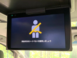【フリップダウンモニター】大画面モニターで後席でもエンタメをお楽しみいただけます。小さなお子様にも大人気の装備です♪