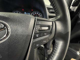 ステアリングスイッチ付きで、運転中に視線を前に向けたまま操作できます。