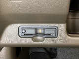 ハンドルの左下にETCがついています。高速道路の料金所の通過も楽々です。 カードの取り出しもしやすい場所についています。