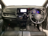 車内は光触媒抗菌消臭施工済です。スタイリッシュなデザインでスポーティなインパネ周りを演出します。グローブボックスやカップホルダーのほかにトレーなどたくさんの収納スペースが付いています。