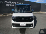 LEDヘッドライトは、本当に明るくて安全です。暗い夜道からお客様を守ってくれます。運転しやすいですし、黄色いハロゲンライトと見比べてください。