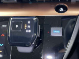 操作しやすいATシフトです。 シフトチェンジを気にしなくていいので運転だけに集中できますね。 自然と手に届くところにある、手になじむ形状のシフトノブがいいですね。