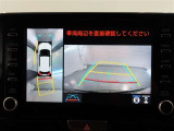 パノラミックビューモニター付きです。車両を上から見たような映像をモニター画面に表示。運転席からの目視では見にくい、車両周辺の状況をリアルタイムでしっかり確認できます。