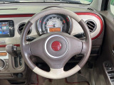 インテリアに合わせたデザインのステアリングは、運転される方のことも考え、運転しやすい形状、大きさです。是非一度、実際に触ってお確かめください。
