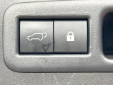 【パワーバックドア】スマートキーや運転席のボタンを押すだけでリアゲートが自動で開閉します!荷物を持っている時や、高い位置にあるバックドアを閉める際に便利な機能です♪