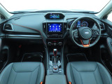 ■視界良好で運転しやすいコックピットです。シンプルで操作性の良いインパネ回りにデザインされ、SUBARUは安全性能に徹底的にまでこだわった視界設計を行っています。
