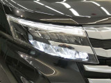 LEDヘッドライトです。デザイン性がよくとても明るいので、夜間の走行や悪天候でも安心です。しかも長寿命!