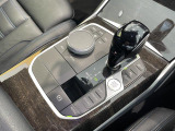BMWの高性能オートマチックは、ATセレクトレバーを左側に倒すことで、通常の「D」から「S」(スポーツ)または「M」(マニュアル)へと切り替えが可能です。
