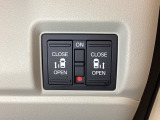リアドアは乗り降りに便利な両側電動スライドドアです。また運転席に座っていながらスイッチ操作で自在にスライドドアを開け閉めできます。