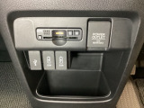 アクセサリーソケットの隣に、ETCがついています。高速道路の料金所の通過も楽々です!その下にはスマートフォンなどの充電可能なUSB端子が2個、音源などの外部入力の可能なUSB端子が1個ついています。