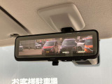 インテリジェントルームミラーは後席の人やヘッドレスト、荷室に積んだ荷物などで後が見にくい時でも、車両後方のカメラ映像をミラー面に映し出すので、いつでもクリアな後方視界が得られます。