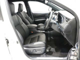 運転席はパワーシートで微妙なポジション調整も可能で、貴殿にピッタリなドライビングポジションの調整が出来ます!