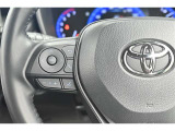 ステアリングスイッチ付き。前方から目を離すことなく操作することが可能です。
