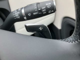 【パドルシフト】ハンドル裏の変速機を操作することで、D4、D3、D2といったギアにスムーズにシフトダウンできます。Sレンジ(スポーツモード)では、よりスポーティな走行を楽しむためのモードとして機能します。
