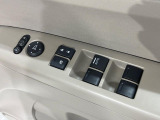 【電動格納ミラー】サイドミラーは電動格納式となっており、狭い駐車場でもキズがつくリスクを抑えられます。