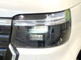 【LEDヘッドライト】悪天候や夜間走行時も良好な視界を確保し安心して運転できる高輝度LEDヘッドライトを装備!点灯速度が早く、消費電力も抑えられています。