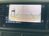 ギアをリバースに入れると車両後方の映像を映し出します。画面にはガイドラインが表示され、車庫入れや縦列駐車などの際に安全確認をサポートします。