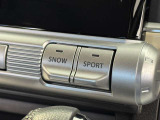 路面状況や気分に合わせて走りを選べるドライブモードスイッチ。「SNOW」は雪道でのスムーズな発進をサポートし、「SPORT」は力強い加速でキビキビとした走りを実現。状況に応じたドライブを楽しめます。