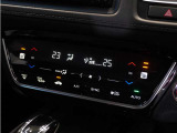【オートエアコン】温度を設定すれば自動で快適な車内温度を保ちます。エアコン内部の高性能脱臭フィルターで車内のアレルゲンや花粉を除去。