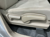 シートハイトアジャスターが付いているので運転姿勢を調整するのに便利ですね。身長に合ったシートポジションは安全運転や疲労軽減にもつながります。