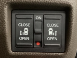 【両側パワースライドドア】両側がパワースライドドアになっており、運転席のスイッチやスマートキーでも開閉が可能です!開口部も広いので乗り降りも楽々♪