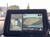 アラウンドビューモニターで、上空から見下ろしているような映像を表示します。ひと目で周囲の状況がわかるため安心です。