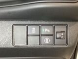 ハンドルの右側にはヘッドライトレベライザーとHondaセンシング用のメインスイッチがついています。ヘッドライトレベライザーは道路状況や積荷の加重に応じてライトの高さを調節できます。