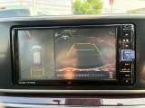見えない場所を映し出すメーカー純正のパノラマモニターです!縦列駐車で便利な「俯瞰映像」や狭い道でのすれ違いで役立つ「助手席側のサイド映像」など視点を切り替えて表示し、ドライバーの視界をサポートします!