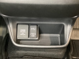 アクセサリーソケットはUSBのアダプターなどをつければ、スマホの充電にも使えます。横にはナビゲーション用の外部入力やスマートフォンなどの充電可能なUSB端子が1個づつついています。