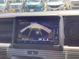 【バックカメラ】運転が苦手な方も車庫入れラクラク。ギアをリバースに入れれば自動的に切り換わりますので、面倒な操作は不要です。狭い駐車場も大切なお車を傷つけず安心です。
