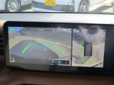 アラウンドビューモニターも装備しております。ご覧のように車体を真上か見たような映像なので、車庫入れの苦手なお客様ももうご心配いりません。
