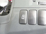 片側電動スライドドアのスイッチ付です。車内からもスイッチひとつで楽にドアの開閉が可能です。電動なので開閉時に力を使う必要がなく、半ドアになることもありません!