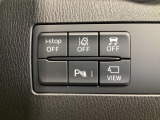 運転席脇のクラスタースイッチ部分にはカメラ切り替えスイッチ、パーキングセンサー、その他走行系スイッチを集中配置しております。